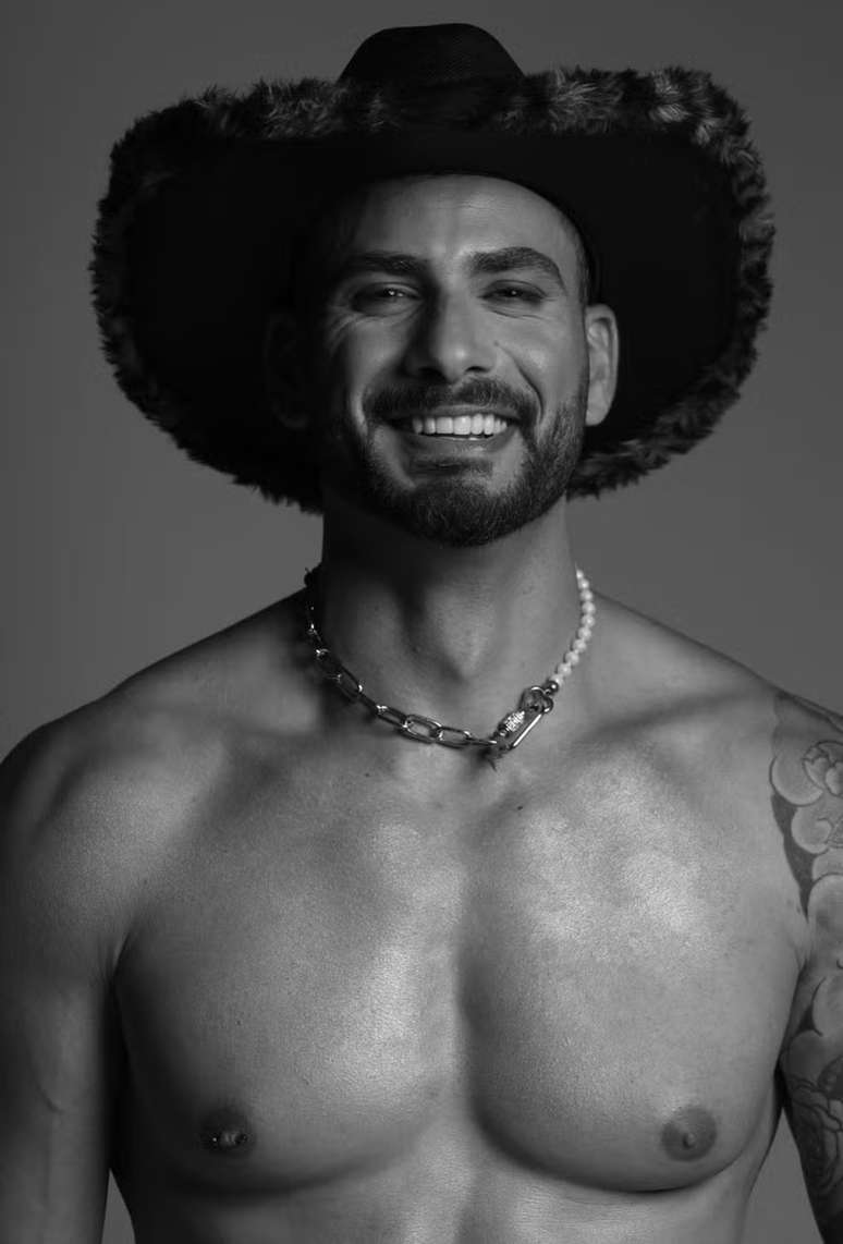 Nizam posa nu em ensaio de carnaval