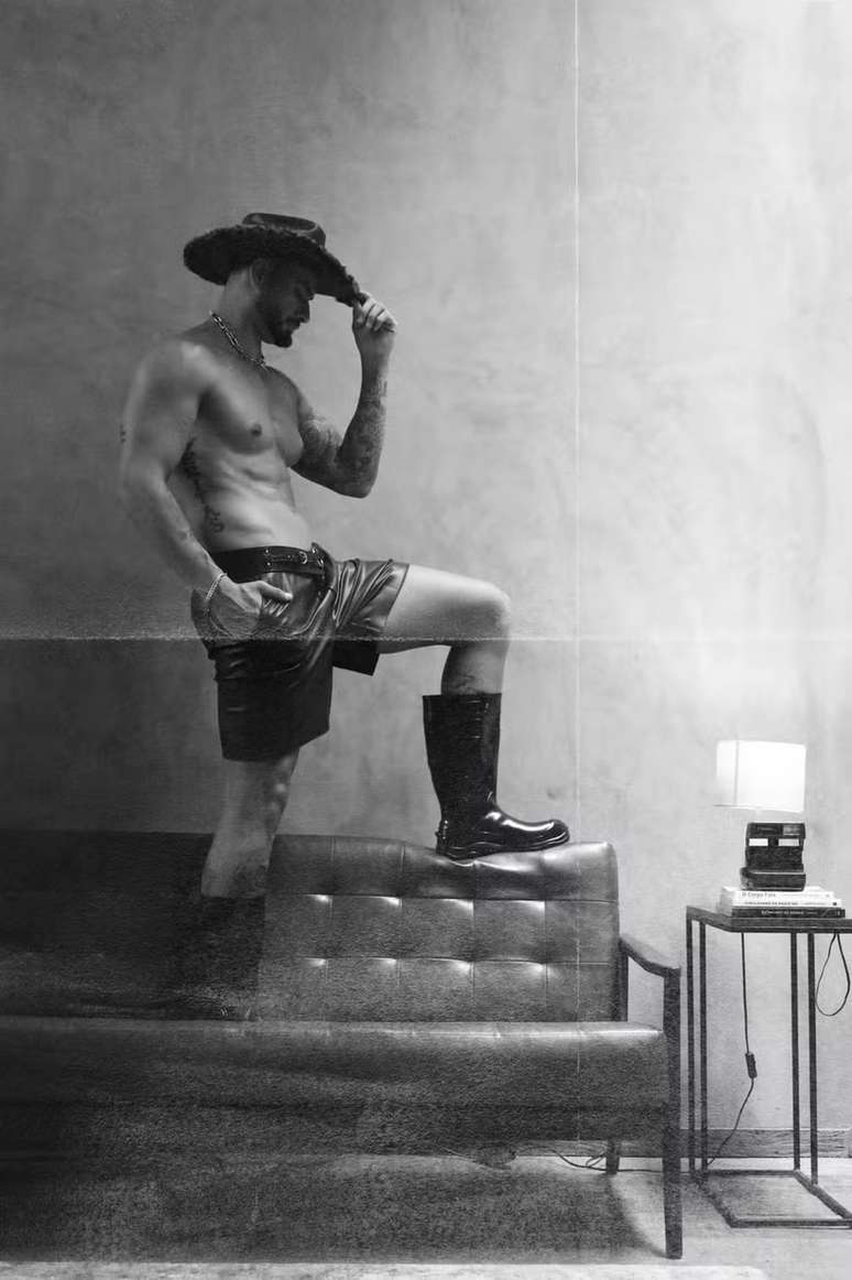 Nizam posa nu em ensaio de carnaval