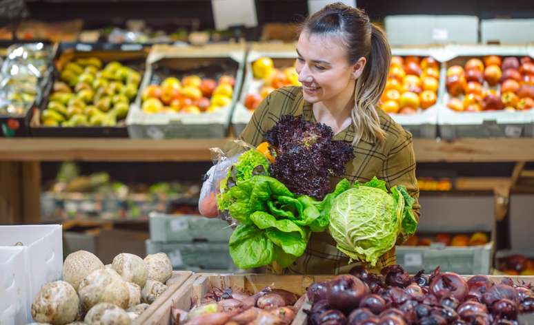 As mulheres compram vegetais no mercado