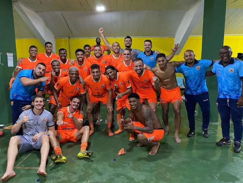 Elenco do Nova Igua&ccedil;u comemora classifica&ccedil;&atilde;o. 