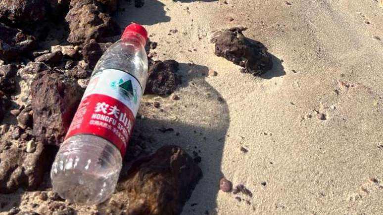 A água chinesa na primavera de Naeafi foi encontrada em várias praias brasileiras sem vender o país.