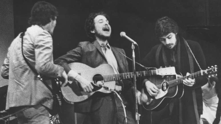 Bob Dylan e The Band durante evento em homenagem a Woody Guthrie, em 1968 -
