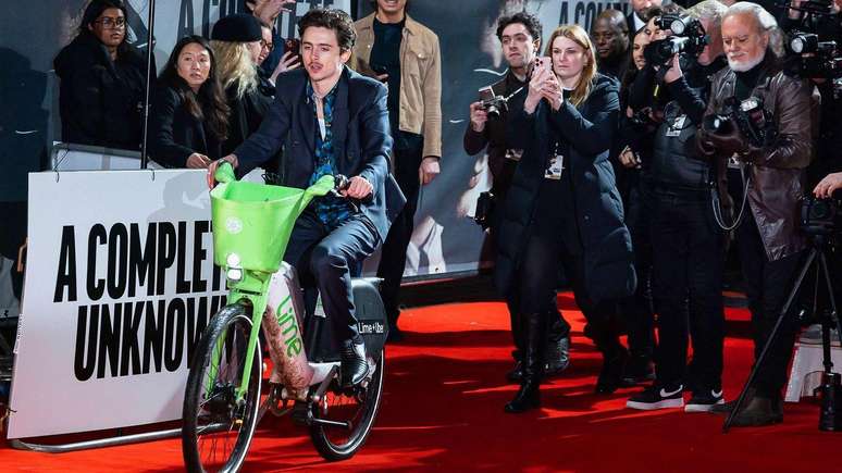Chalamet compareceu à estreia de 'Um Completo Desconhecido' em Londres em uma das características bicicletas de aluguel de cor verde-limão da capital britânica