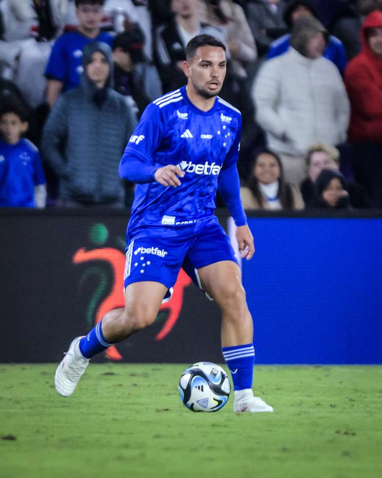 Athletic takes on the intake of the Cruzeiro steering wheel