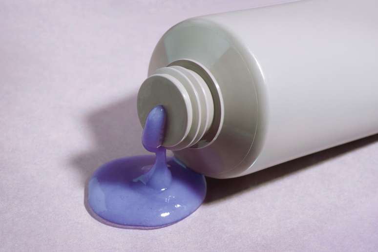 Products with purple pigment neutralize the yellowish and orange tones of the threads 