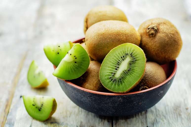O kiwi possui antioxidantes que ajudam a proteger o f&iacute;gado 
