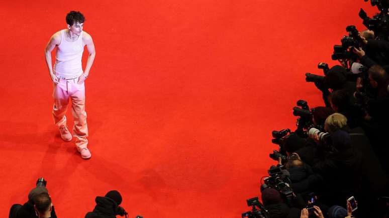 A campanha para a premiação levou Chalamet a usar roupas incomuns, como esta aparição no Festival de Cinema de Berlim, na Alemanha.