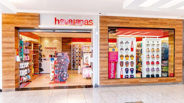 Em 2017, a fam&iacute;lia tamb&eacute;m comprou o controle da Alpargatas, dona das sand&aacute;lias Havaianas