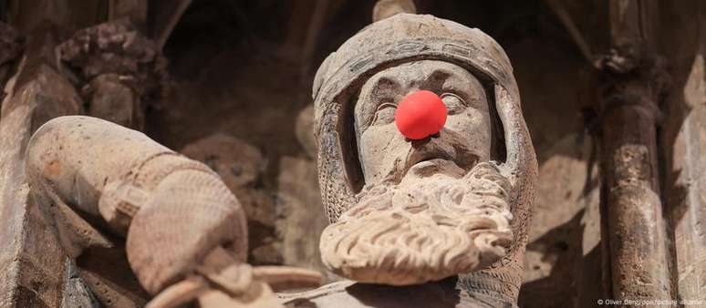 Irreverência coloniana: estátua histórica da prefeitura com nariz de palhaço