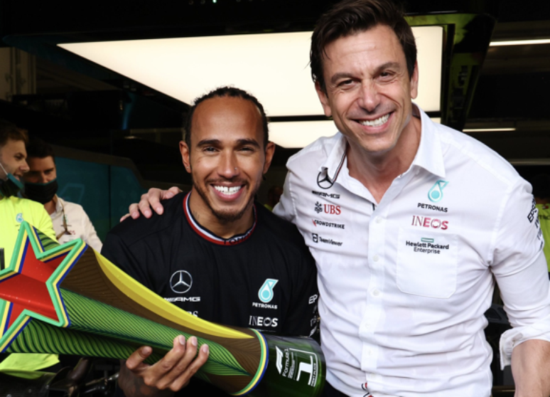 Lewis Hamilton dan Toto Wolff pada tahun 2021 di Brasil