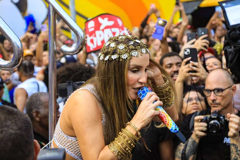 No chão, Cláudia Leitte participa da abertura do carnaval em Salvador