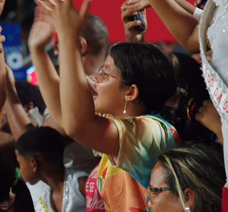 Foliões utilizam redes sociais para protestar contra proibições de objetos na Sapucaí durante os desfiles