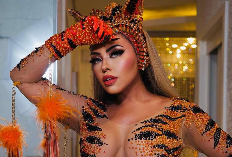 Rainha de bateria promete inovar com fantasia no carnaval 2025