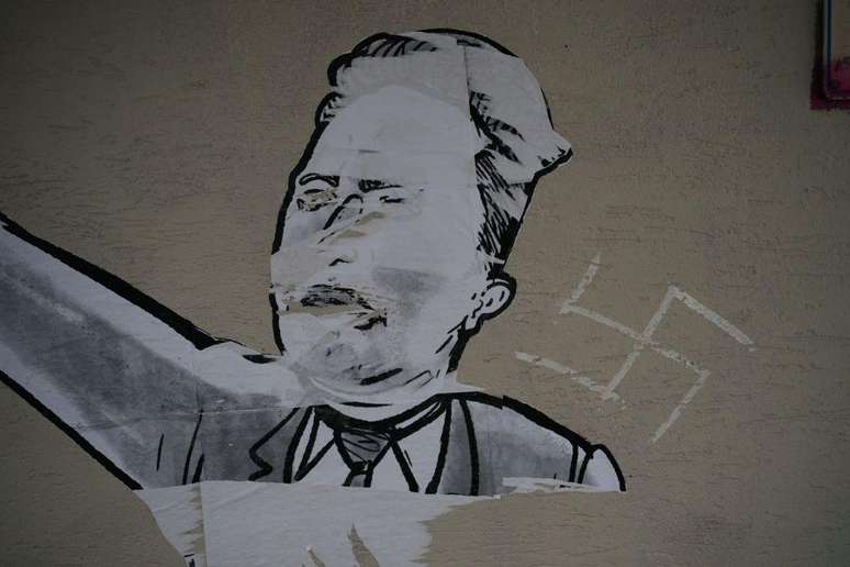 Grafite na Pol&ocirc;nia mostra Elon Musk ao lado de uma su&aacute;stica nazista