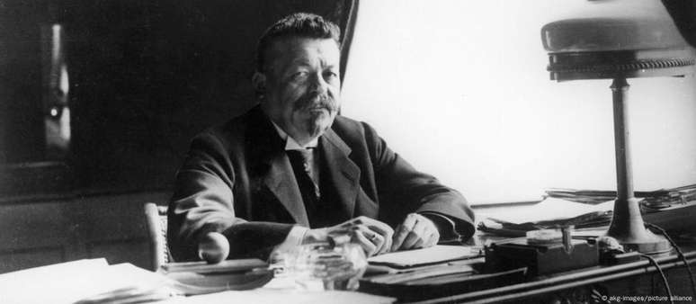 Friedrich Ebert em seu escritório presidencial em 1922