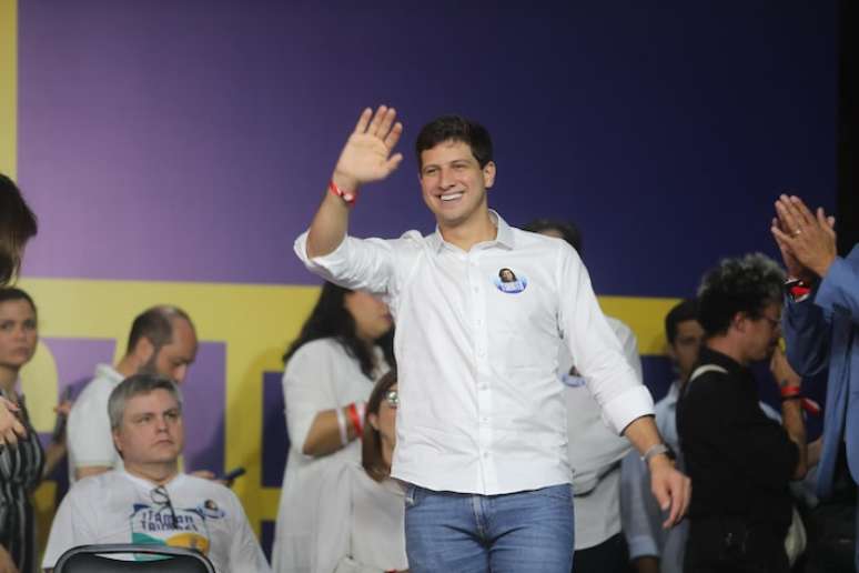 O prefeito reeleito de Recife, João Campos, em convenção do PSB.