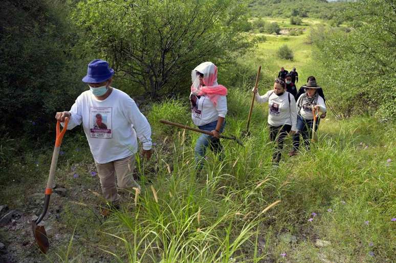 Membros do Madres Buscadoras de Sonora procuram os restos mortais de pessoas desaparecidas nos arredores de Hermosillo, uma cidade no noroeste do México, em 2021. Alfred Estrella/AFP via Getty Images