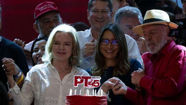 Gleisi Hoffmann, ao lado de Janja e Lula no anivers&aacute;rio do PT em fevereiro