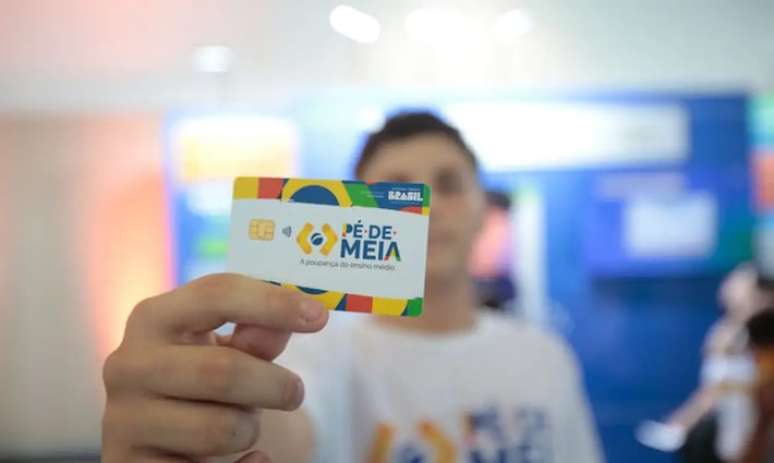 Estudantes devem estar matriculados no ensino médio de escolas públicas e fazer parte de uma família inscrita nos programas sociais do governo federal para ser beneficiado no programa Pé-de-Meia