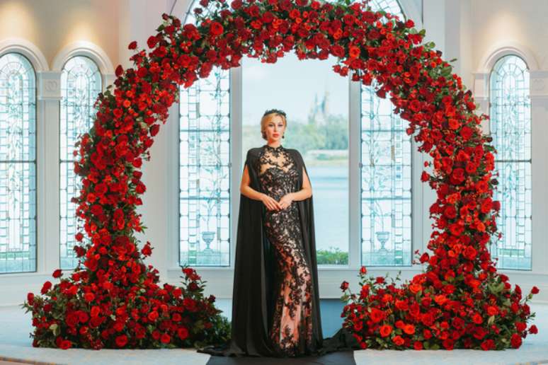 Vestido de noiva preto inspirado na Rainha M&aacute; 