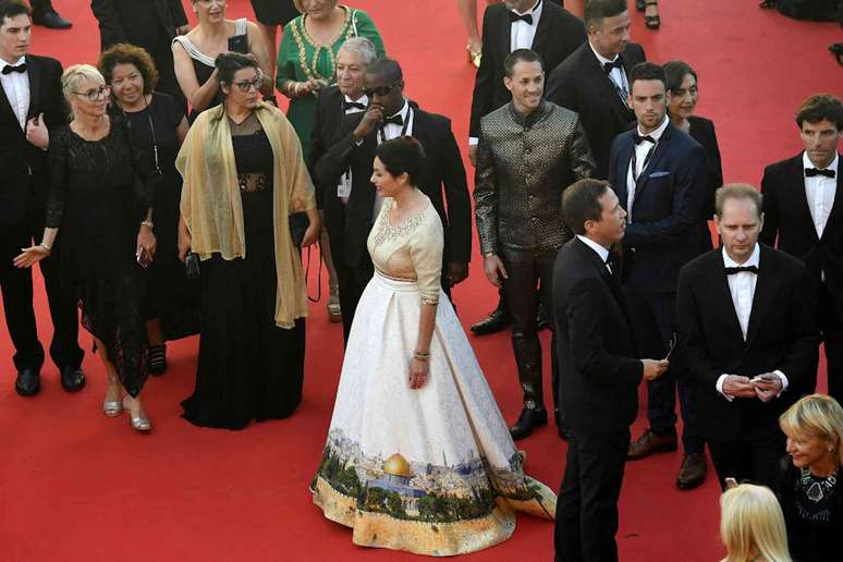A ministra da Cultura de Israel, Miri Regev, usa um vestido com a imagem da cidade velha de Jerusal&eacute;m durante o Festival de Cinema de Cannes em 2017. Antonin Thuillier/AFP via Getty Images