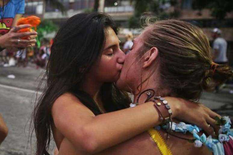 Duas mulheres se beijando no carnaval do Rio 