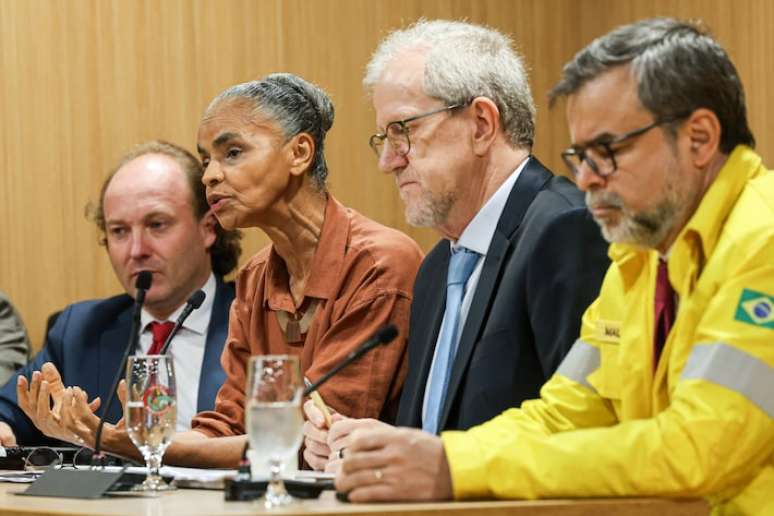 Da esq. para a dir., o presidente do Ibama, Rodrigo Agostinho, a ministra Marina Silva, o secretário-executivo João Paulo Capobianco e o presidente do ICMBio Mauro Pires em coletiva sobre a declaração oficial de emergência ambiental por risco de incêndios florestais no Brasil em 2025
