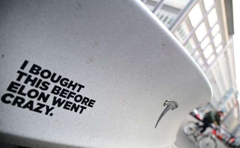 Um carro Tesla com um adesivo que diz: "Comprei antes de Elon enlouquecer".