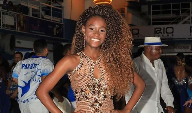Rainha de Bateria da Beija-Flor, Lorena Raissa tem apenas 18 anos e vai desfilar grávida no Carnaval 2025.