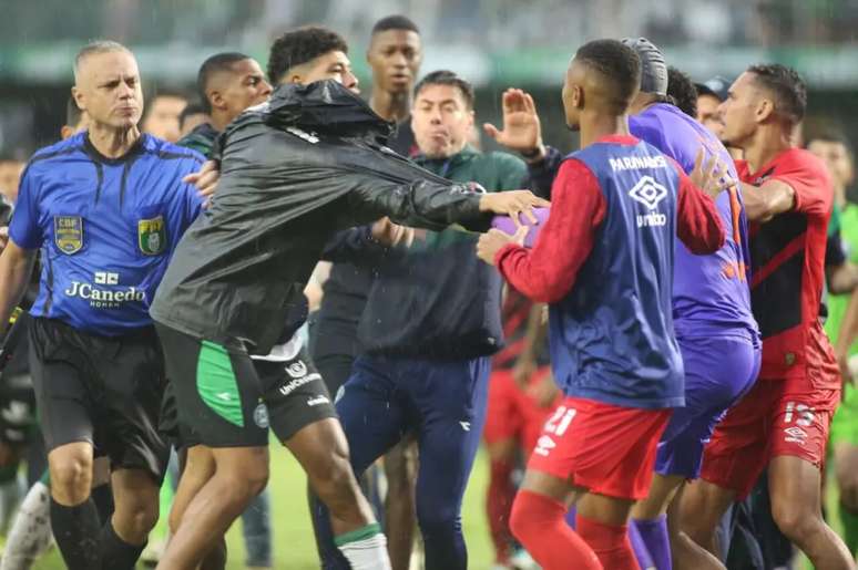 A briga no Athletiba de 25 de janeiro. 