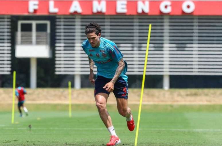 Pedro fans EMPLUGA FLAMENGO with bicycle offer in training