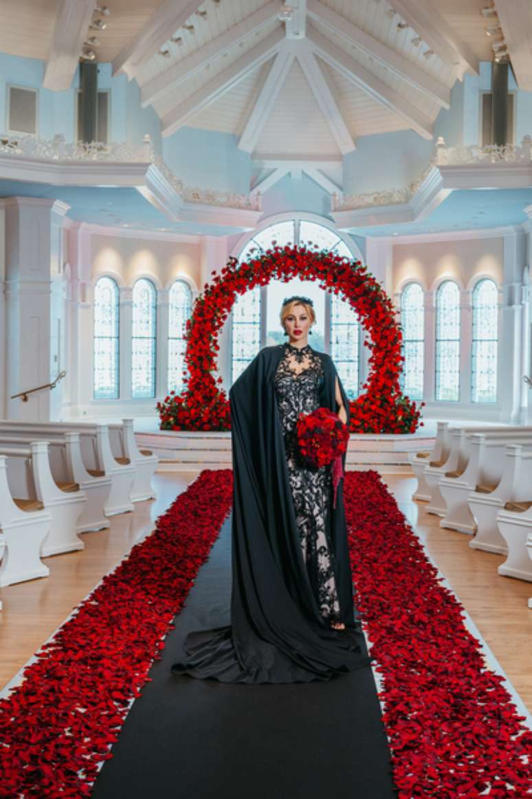 Vestido de noiva preto inspirado na Rainha M&aacute; 