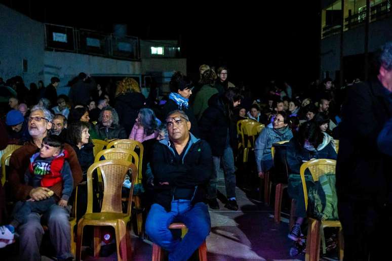 Moradores locais assistem a uma exibi&ccedil;&atilde;o de &lsquo;No Other Land&rsquo; no vilarejo de A-Tuwani, na Cisjord&acirc;nia, em 14 de mar&ccedil;o de 2024. Yahel Gazit/Middle East Images/AFP via Getty Images