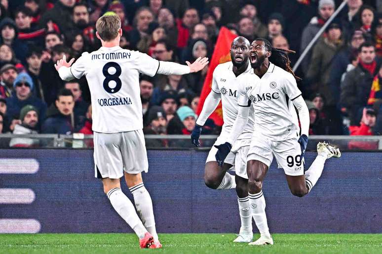 Ser&aacute; que Lukaku (ao fundo) desencantar&aacute; contra a ex-equipe? &ndash;