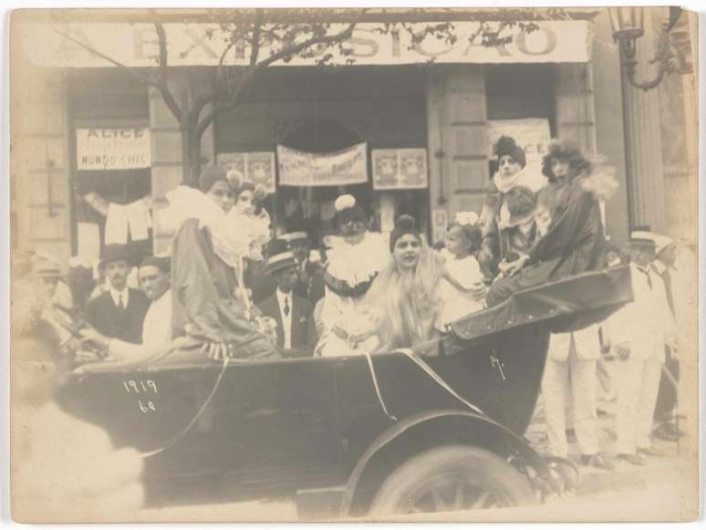 Cortejo de corso o Rio, no in&iacute;cio do s&eacute;culo 20