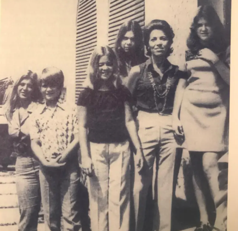 Foto de Eunice em 1971, ap&oacute;s sair da pris&atilde;o, com os cinco filhos