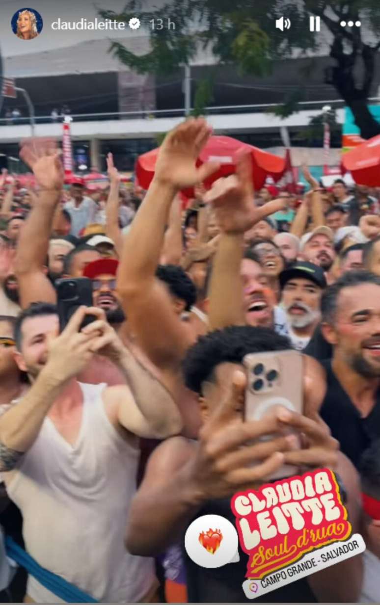 Claudia Leitte registra f&atilde;s em Salvador