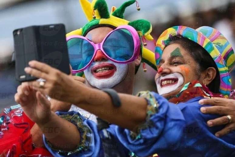 Quem não quer fazer uma selfie no Carnaval? Para evitar problemas com roubou ou furto, se puder use um celular reserva.