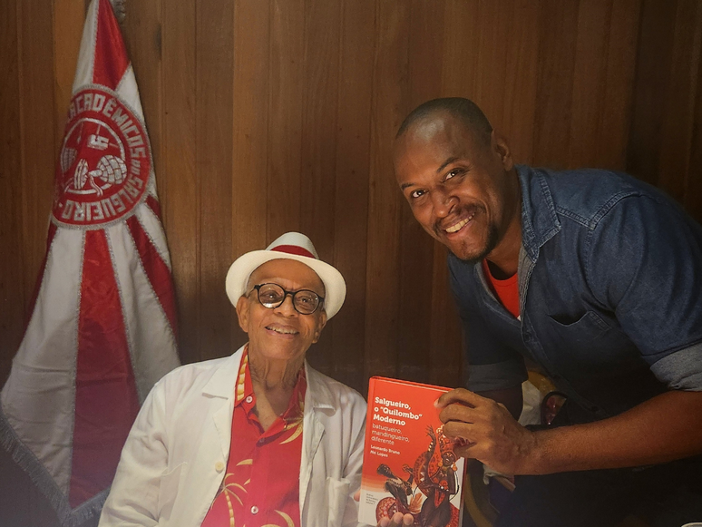 Através do trabalho desenvolvido no perfil Salgueiro Histórico, Daiv Santos recebeu o convite para ser um dos colaboradores de livro escrito por Nei Lopes (na foto) e Leonardo Bruno em homenagem ao Salgueiro.