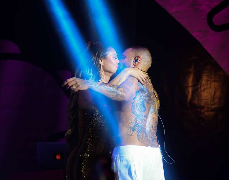 Paolla Oliveira kisses Diogo Nogueira during a show; See images Paolla Oliveira kisses Diogo Nogueira during a show; See images