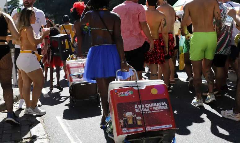 Há inúmeras formas de pagamento para comprar a mesma água no Carnaval. Melhor opção depende do seu perfil.