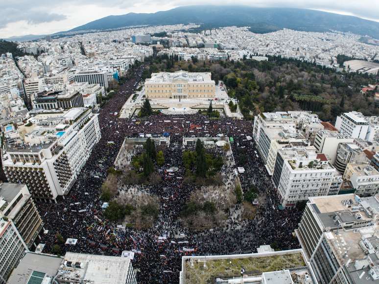 Pra&ccedil;a Syntagma em Atenas, na Gr&eacute;cia