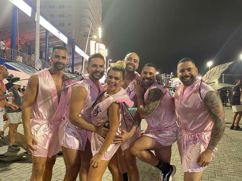 Grupo de amigos se divertem no carnaval de Salvador 