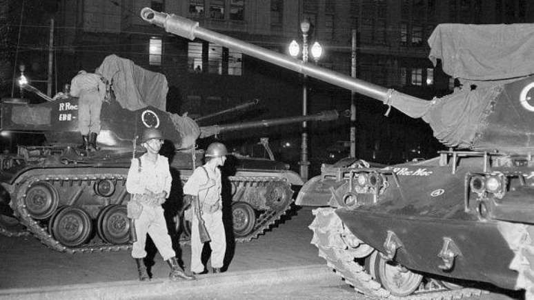 Tropas e tanques protegem o Minist&eacute;rio da Guerra, no Rio de Janeiro, pouco antes do golpe de 1964