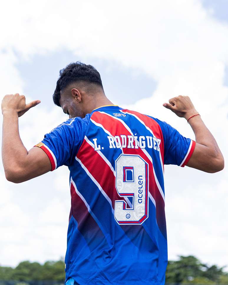Lucho Rodríguez com a camisa 9 do Bahia. 