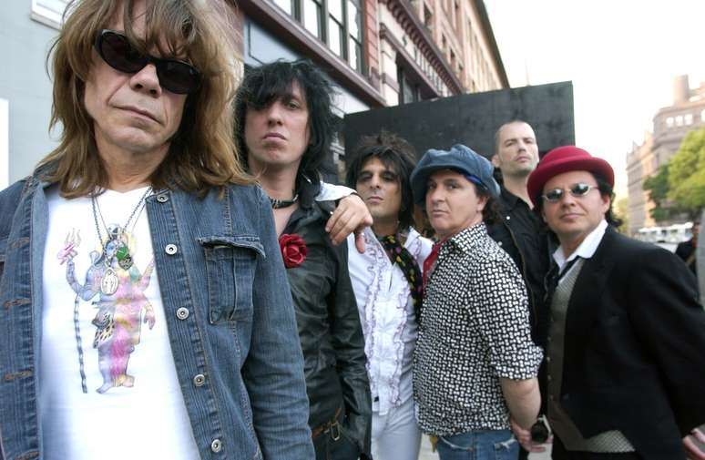 Os New York Dolls em 2006: David Johansen, Sami Yaffa, Steve Conte, Sylvain Sylvain, Brian Delaney (ao fundo) e Brian Koonin &mdash;