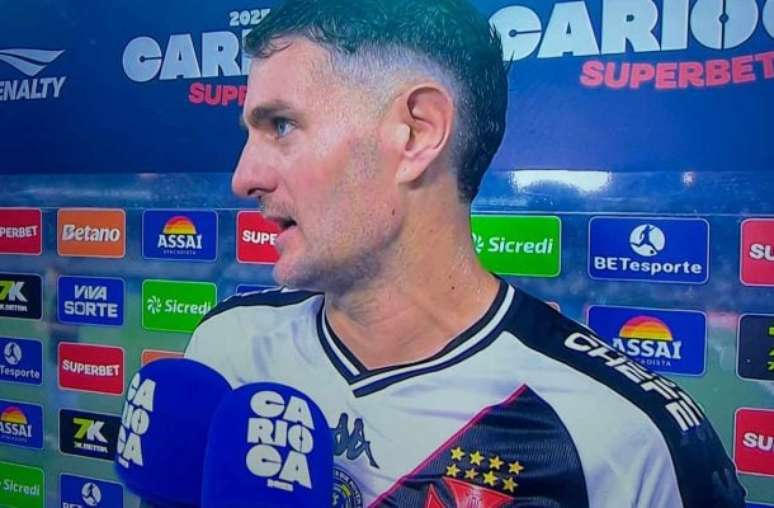 Reprodução / Premiere - Legenda: Vegetti em entrevista coletiva após partida