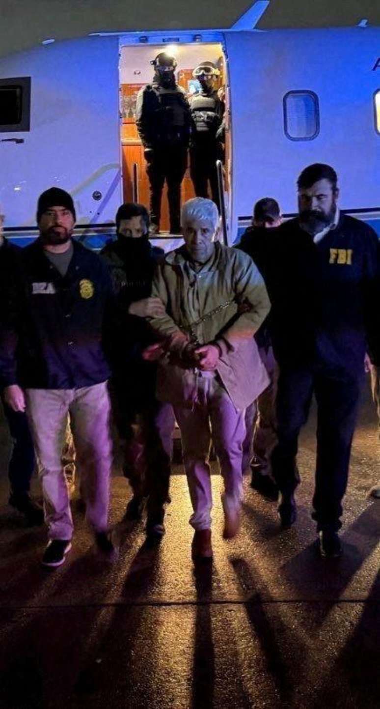 Caro Quintero acompanhado por agentes do FBI, a pol&iacute;cia federal americana, ao chegar ao aeroporto de Nova York ap&oacute;s ser extraditado