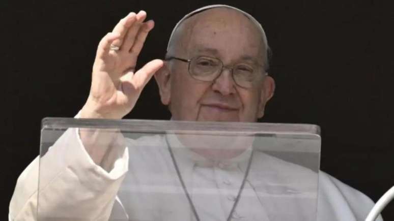 O Papa Francisco acena para fiéis