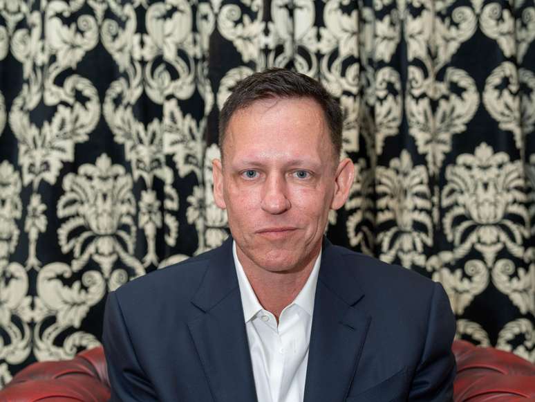 Peter Thiel fundou o PayPal ao lado de Elon Musk. Para Reich, ele faz parte do movimento antidemocr&aacute;tico que vem ganhando poder e influ&ecirc;ncia nos Estados Unidos